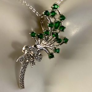 New Delicate Pretty green quartz necklace